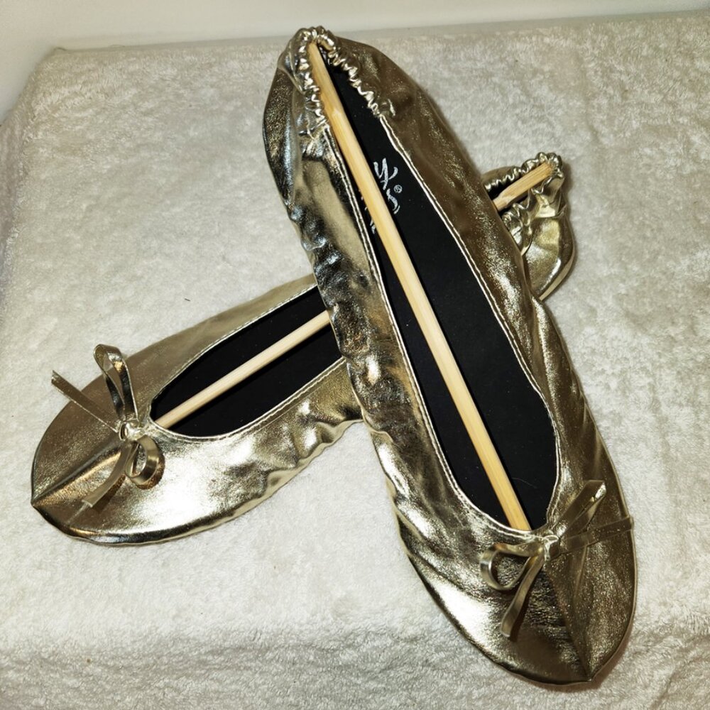 NEW SILKY TOES GOLD SLIP-ON FLATS 6B & TRAVEL CASE